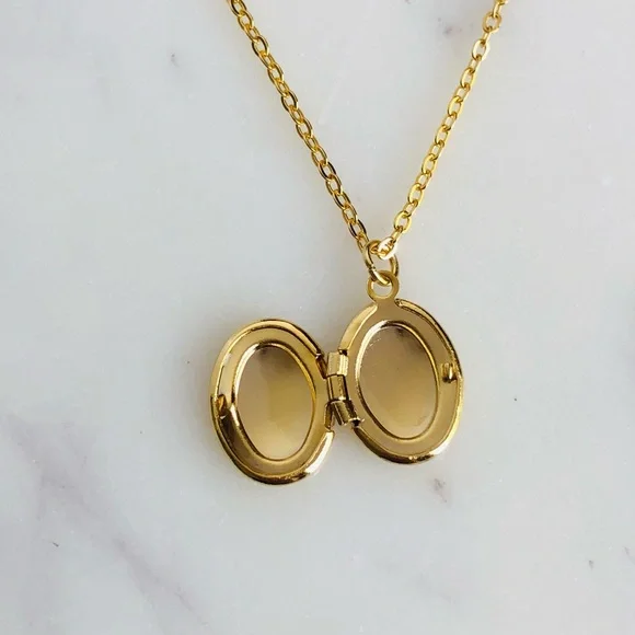 Oval Locket Necklace - Picture 3 of 5